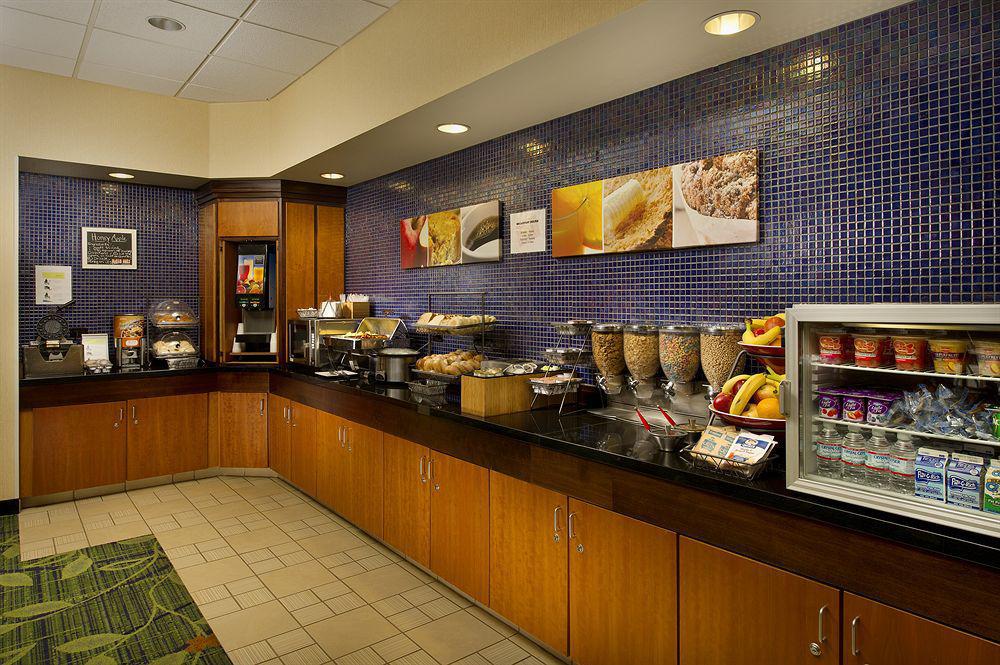 Fairfield Inn And Suites Cleveland Restaurant photo